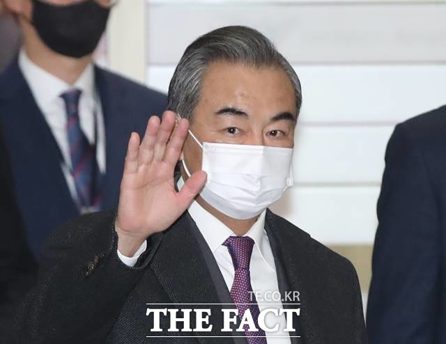 통일부가 26일 이인영 장관이 왕이 중국 국무위원 겸 외교부장과 면담을 추진했으나 퇴짜를 맞았다는 보도에 부인했다. 왕이 부장이 25일 오후 방한, 인천공항을 통해 입국하며 손을 흔들고 있다. /뉴시스