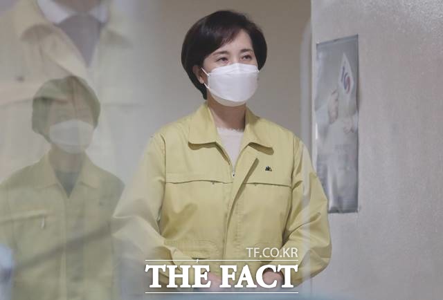 유은혜 사회부총리 겸 교육부 장관이 26일 오전 서울 종로구 정부서울청사 합동브리핑실에 수능시험 시행 일주일 전 대국민 호소문 발표를 위해 들어서고 있다./뉴시스