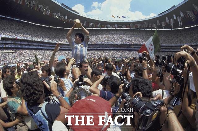 아르헨티나의 축구 영웅 마라도나가 25일 60세를 일기로 별세했다. 사진은 1986년 멕시코월드컵 우승을 이끈 마라도나./AP.뉴시스