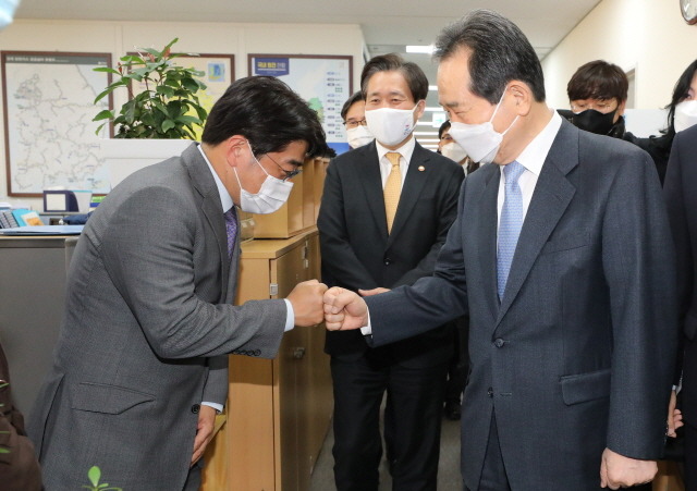 정세균 국무총리(오른쪽)는 월성 1호기 경제성 평가 조작 의혹으로 검찰 수사를 받은 산업통상자원부를 찾아 격려했다. 25일 오후 정부세종청사 산업부를 찾은 정 총리. /뉴시스