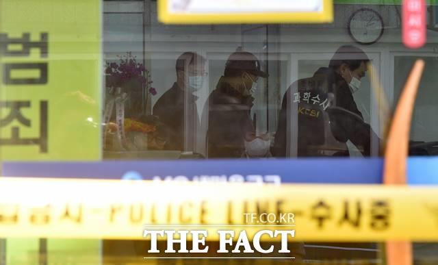 27일 대구동부경찰서 등에 따르면 지난 24일 오전 11시 30분께 대구 동구 신암동 한 새마을금고에서 60대 남성 A씨가 전 동료 직원인 40대 남성 B씨와 30대 여성 C씨를 흉기로 찔렀다. 사진은 사건 현장. /뉴시스