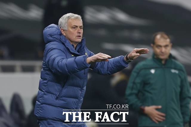 수비를 강조하는 토트넘의 조세 무리뉴 감독과 게겐프레싱으로 유명한 클롭 감독의 창과 방패의 벤치 대결도 관심을 끈다./런던=AP.뉴시스