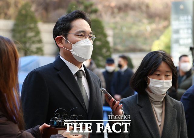 이재용 삼성전자 부회장이 30일 서울고등법원에서 열린 국정농단 파기환송심 7차 공판기일에 출석하고 있다. /뉴시스