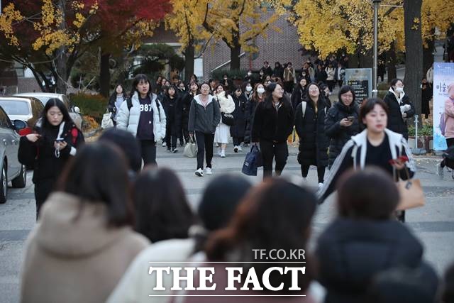 서울시가 수능날 아침 버스·지하철 운행을 늘리고, 택시 부제를 해제하는 등 전방위 교통지원에 나선다. 2020학년도 수능시험일인 2019년 11월14일 오후 서울 서대문구 중앙여고에서 시험을 마친 수험생들이 귀가하고 있다. /뉴시스