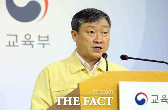 박백범 교육부 차관은 2일 정부세종청사에서 브리핑을 열고 수능응시자를 일반, 격리, 확진수험생으로 분리해 안전하게 시험을 치를 수 있도록 준비했다고 밝혔다./뉴시스