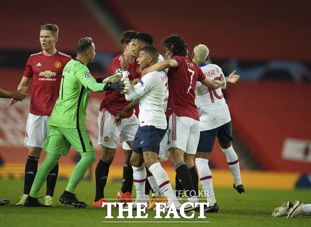 맨체스터 유나이티드 선수들과 PSG선수들이 3일 열린 UEFA 챔피언스리그 H조 5차전에서 격렬하게 충돌하고 있다./런던=AP.뉴시스