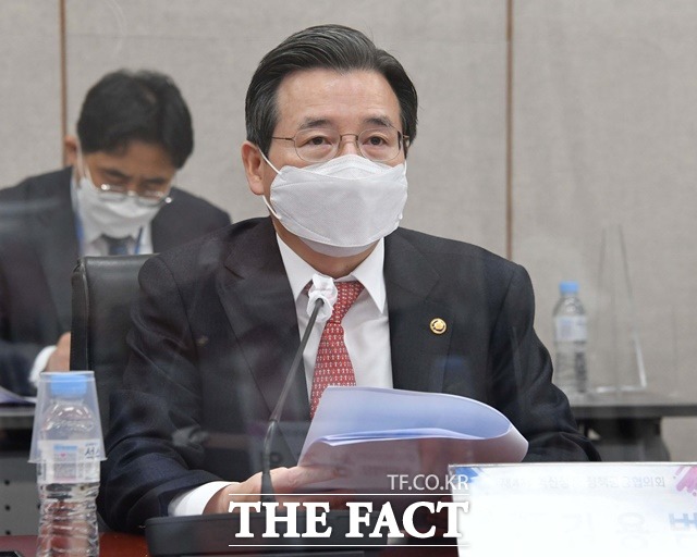 김용범 기재부 제1차관은 4일 뉴딜 분야 기업에 향후 5년간 100조 원을 지원하겠다고 밝혔다. 사진은 이날 서울 여의도 산업은행에서 열린 혁신성장정책금융협의회에 참석한 김 차관의 모습. /뉴시스