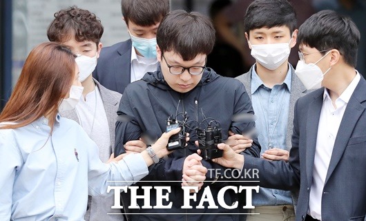 텔레그램 성착취 박사방 조주빈의 범행을 도운 혐의를 받고 있는 남경읍이 지난해 7월15일 오전 서울 종로경찰서에서 검찰에 송치되고 있다./뉴시스