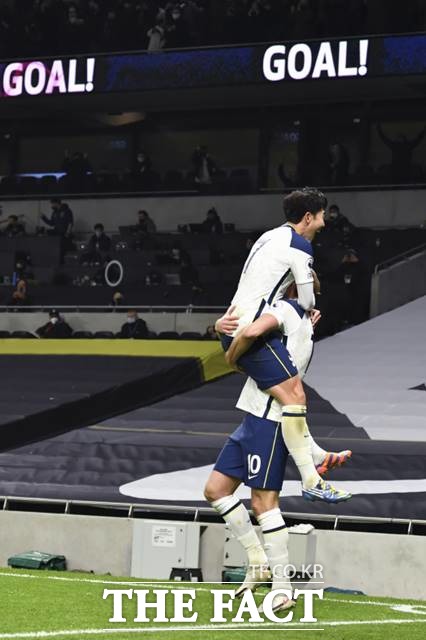 선제골을 합작한 손흥민(위)과 해리 케인./런던=AP.뉴시스