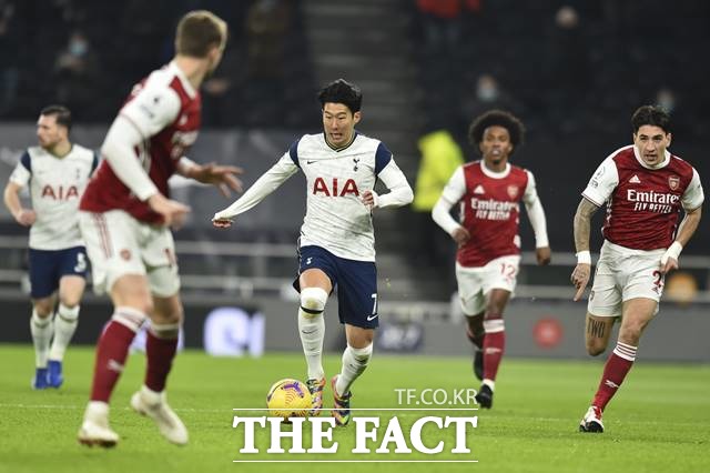 아스널 골문을 향해 질주하는 손흥민./런던=AP.뉴시스