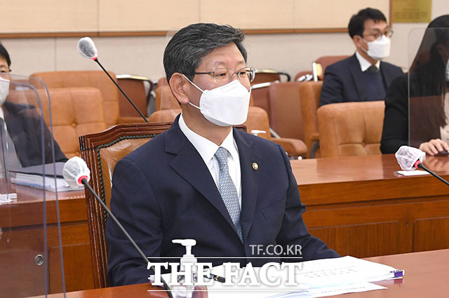 이용구 법무부 차관이 8일 서울 여의도 국회 법제사법위원회에서 열린 고위공직자범죄수사처 설치 및 운영에 관한 법률 일부개정법률안에 대한 안건조정위원회에 참석해 있다. /뉴시스