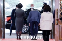  90도 인사…文대통령, 국보 '세한도' 기증자 '특급 예우'