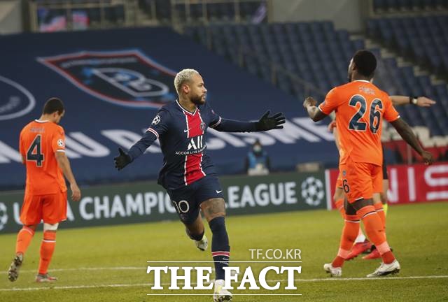 파리 생제르맹 공격수 네이마르(가운데)가 10일 오전 바샥셰히르와 UEFA 챔피언스리그 H조 6차전에서 전반 선제골을 기록한 뒤 세리머니를 펼치고 있다./파리=AP.뉴시스