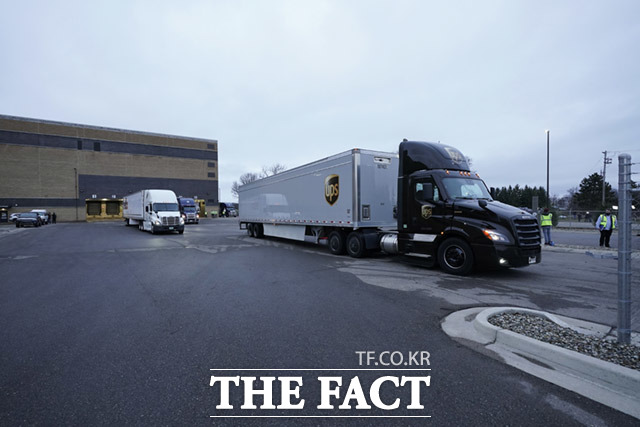 물류업체 UPS와 Fedex 트럭이 백신을 싣고 전국 각지로 배송하기 위해 출발하고 있다.