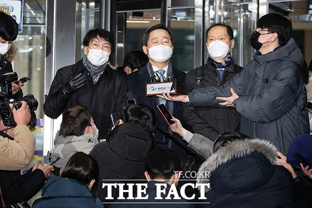 윤석열 검찰총장 측 특별변호인 손경식(왼쪽부터), 이석웅, 이완규 변호사가 15일 정부과천청사 법무부에서 열린 윤 총장에 대한 검사징계위원회 2차 심의를 마친 후 취재진 질문에 답하고 있다. /뉴시스