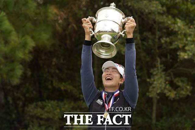 장타여왕 김아림이 15일 LPGA 메이저대회인 US여자오픈에서 특유의 장타를 유감없이 발휘하며 끈질긴 집념과 열정으로 5타차 역전우승을 차지한 뒤 우승컵을 높이 들어올리고 있다./휴스턴=AP.뉴시스