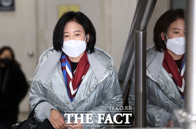 이수진(서울 동작구을) 더불어민주당 의원이 15일 오전 서울 서초구 서울중앙지법에서 열리는 임종헌 전 법원행정처 차장의 사법농단 의혹 재판에 증인으로 출석하고 있다. /뉴시스