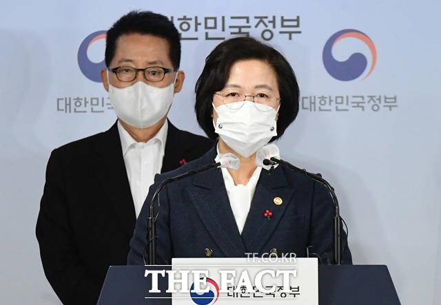 추미애 법무부 장관(가운데)과 박지원 국가정보원장이 16일 서울 종로구 정부서울청사 합동브리핑실에서 권력기관 개혁 관련 언론 브리핑을 하고 있다. /뉴시스