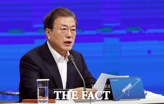 문재인 대통령이 17일 서울 중구 대한상공회의소에서 열린 2021년 경제정책방향 보고에 참석해 모두발언을 하고 있다. /뉴시스
