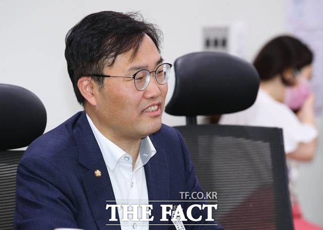 대구지법 서부지원 형사1부(김정일 부장판사)는 17일 공직선거법 위반 혐의로 불구속 기소된 홍 의원에게 벌금 700만원을 선고했다. /뉴시스