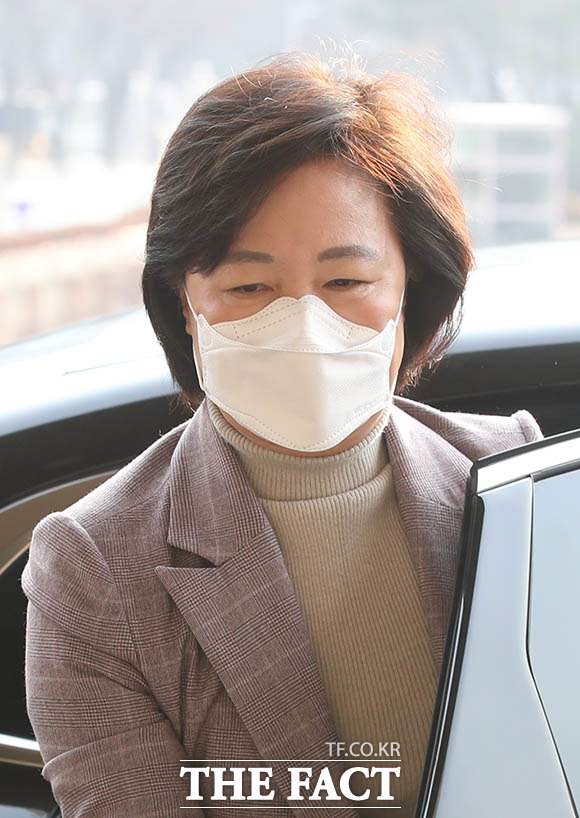 사의를 표명한 추미애 법무부 장관이 18일 오전 과천 법무부 청사로 출근하고 있다. /뉴시스