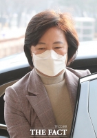  추미애, 사의표명 후 첫 출근…취재진에 '묵묵부답'