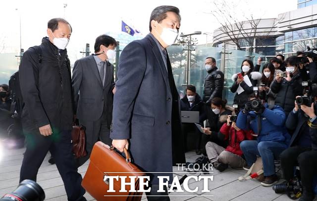 윤석열 검찰총장에 대한 정직 2개월 처분에 대한 집행정지 심문기일이 열린 22일 오후 윤석열 총장측 법률대리인 이석웅(오른쪽부터), 손경식, 이완규 변호사가 서울 서초구 서울행정법원으로 들어서고 있다. 2020.12.22. /뉴시스