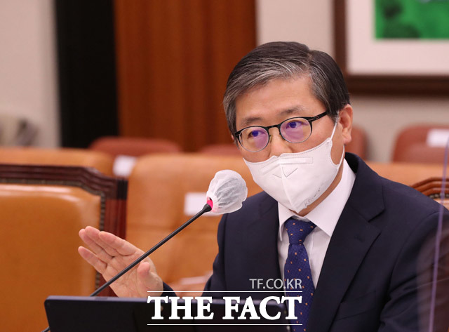 변창흠 국토교통부 장관 후보자가 23일 서울 여의도 국회에서 열린 인사청문회에 출석해 의원들의 질의에 답변하고 있다. /뉴시스