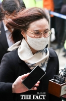  '운명의 날' 정경심, 묵묵부답으로 법원 출석