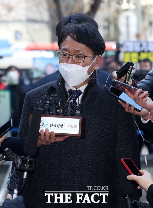 이옥형 변호사(법무부 측 법률대리인)가 24일 오후 서울 서초구 서울행정법원에서 열린 윤석열 검찰총장에 대한 정직 처분 집행정지 재판 2차 심문에 출석하고 있다./뉴시스