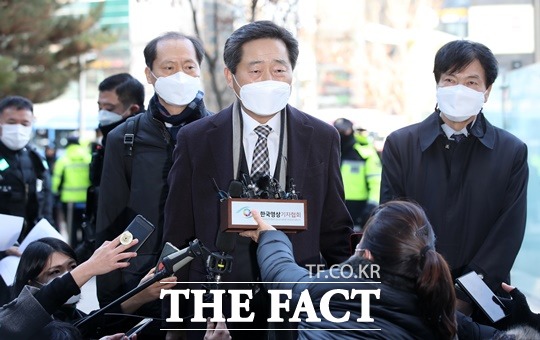 이석웅 변호사(윤석열 검찰총장 측 법률대리인)가 24일 오후 서울 서초구 서울행정법원에서 열린 윤석열 검찰총장에 대한 정직 처분 집행정지 재판 2차 심문에 출석하며 입장을 말하고 있다. /뉴시스