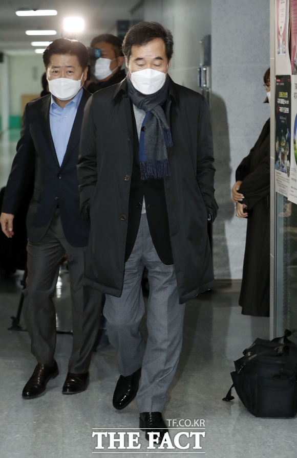 이낙연 더불어민주당 대표가 25일 서울 여의도 국회 의원회관 사무실에서 김태년 원내대표, 법제사법위원회 위원 등과의 윤석열 검찰총장 관련 대응 긴급회의를 마치고 이동하고 있다. /뉴시스