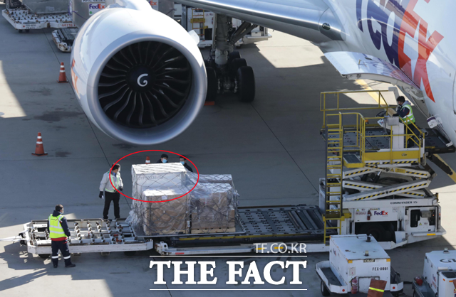 주한미군이 접종할 신종 코로나바이러스 감염증(코로나19) 백신을 실은 특수 컨테이너가 25일 오후 인천국제공항 화물터미널에 도착해 이송되고 있다. /뉴시스