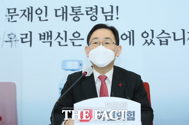 주호영 국민의힘 원내대표는 27일 여권 내에서 나오는 윤석열 탄핵론에 대해 자멸로 가는 길이라고 강도 높게 비판했다. 이날 국회에서 기자간담회를 하고 있는 주 원내대표. /국회사진기자단