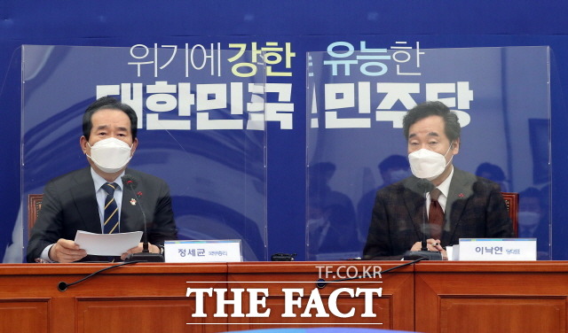 당정청은 코로나19 3차 대유행에 따른 재난지원금 지급 방안으로 소상공인과 자영업자에 최대 300만 원을 지급하기로 했다. 27일 오후 서울 여의도 국회에서 열린 고위 당·정·청협의회가 열린 모습. /국회사진기자단