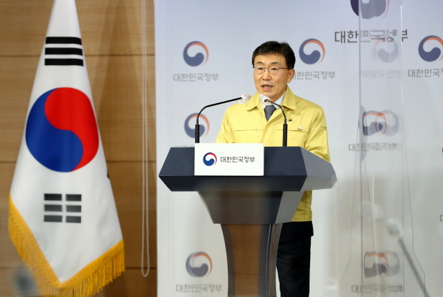 코로나19 대응 관련 정부는 27일 수도권 사회적 거리두기 2.5단계 조치를 내년 1월 3일까지 연장하기로 했다. 이날 브리핑하는 권덕철 중앙재난안전대책본부 1차장(보건복지부 장관). /공동사진취재단