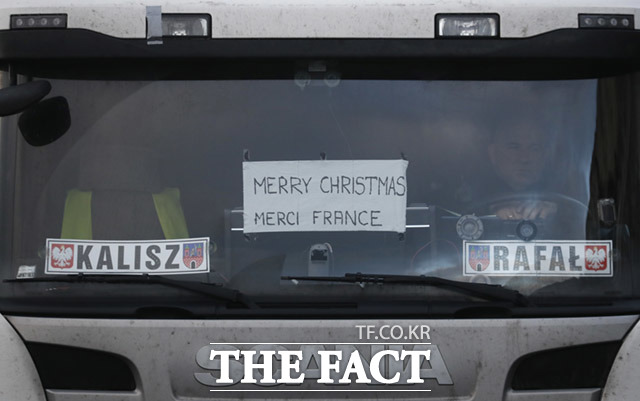 도버 항구 밖에서 대기중인 한 트럭에 크리스마스 축하 메세지가 붙어있다.