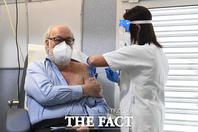 이탈리아 북부 병원에서 교수진이 코로나19 백신을 접종하고 있다.