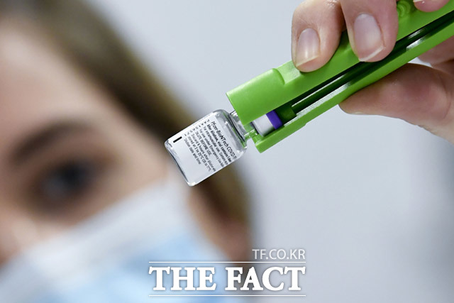 벨기에의 의료진이 실험실에서 투약 전 해동한 백신을 검사하고 있다.