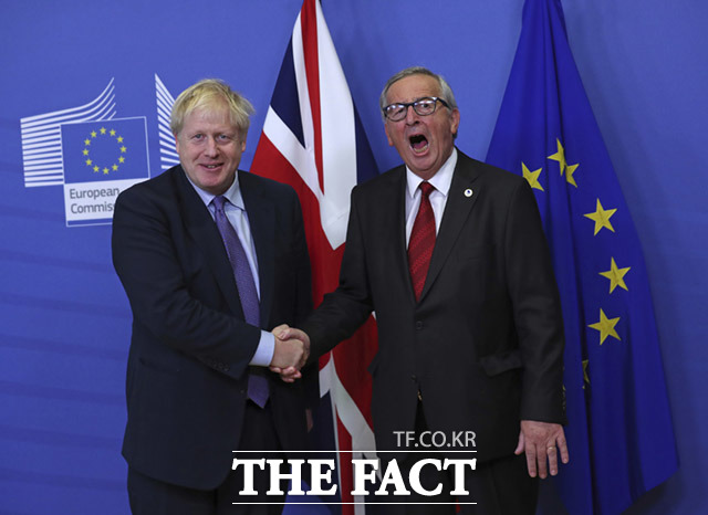 지난 2019년 보리스 존슨 영국 총리가 브뤼셀에있는 EU 본부를 방문해 기자 회견에서 장-클로드 융커 유럽위원회 위원장과 악수를 나누고 있다.