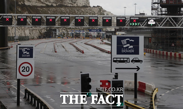 영국 도버 항구 입구가 국경 차단으로 인해 텅 비어 있다.