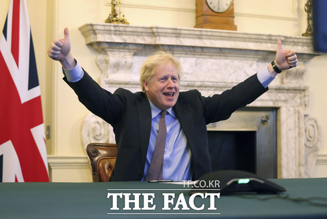 보리스 존슨 영국 총리가 24일(현지시간) 런던 총리관저에서 유럽연합(EU)과 브렉시트 이후 미래관계에 대한 협상 타결 소식을 듣고 양손 엄지를 들어 올리고 있다. /런던=신화.뉴시스