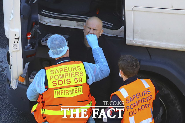 영국으로 파견된 프랑스 의료진이 도버 항구에서 화물트럭 운전사를 대상으로 코로나19 검사를 진행하고 있다.