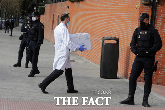 스페인 마드리드에 화이자의 코로나19 백신이 도착한 가운데 경찰이 요양원 입구에서 경계근무를 서고 있다.