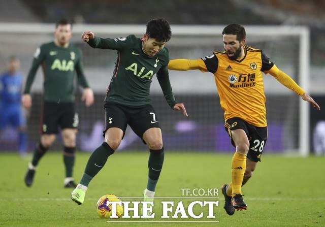 울버햄튼전에서 돌파를 시도하고 있는 토트넘 손흥민./울버햄튼=AP.뉴시스