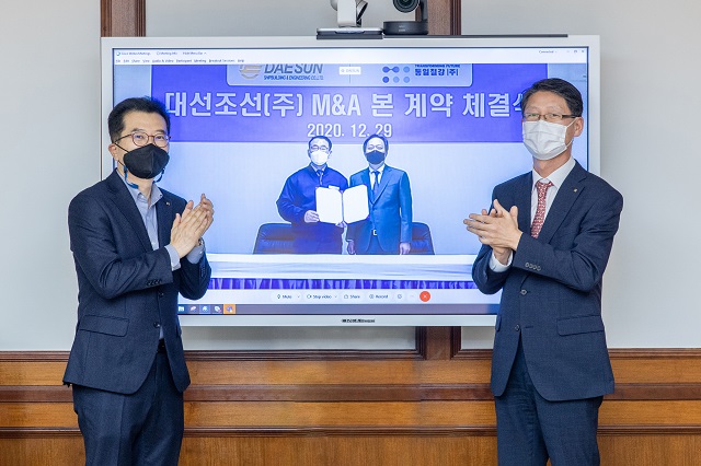 동일철강 컨소시엄이 29일 부산 영도구 대선조선 본사에서 채권단 동의를 거쳐 1600억 원 규모의 대선조선 인수 본계약을 체결했다. 수출입은행은 이날 채권단을 대표해 화상으로 계약식에 참여했다. 사진 왼쪽부터 안종혁 수출입은행 기업구조조정단장, 이수근 대선조선 대표이사(모니터속 왼쪽), 장인화 동일철강 회장(모니터속 오른쪽), 권우석 수출입은행 부행장. /수출입은행 제공