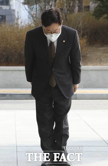 박범계 법무부 장관 후보자가 31일 오후 서울 서초구 서울고등검찰청에 마련된 인사청문회 준비 사무실로 출근하며 인사하고 있다. /뉴시스