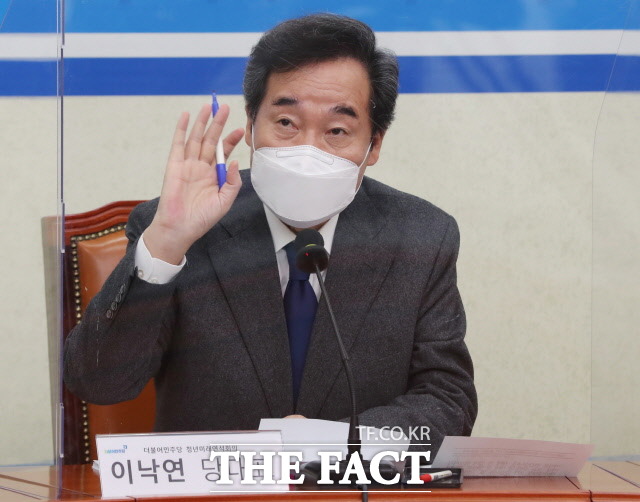 일각에선 박 전 대통령의 최종심이 확정되고 여야 사면 논의가 물살을 탈 경우 이 대표가 주도권을 가져갈 수 있다는 관측도 나오고 있다. 이날 국회에서 열린 청년미래연석회의 출범식에 참석한 이 대표. /국회사진취재단