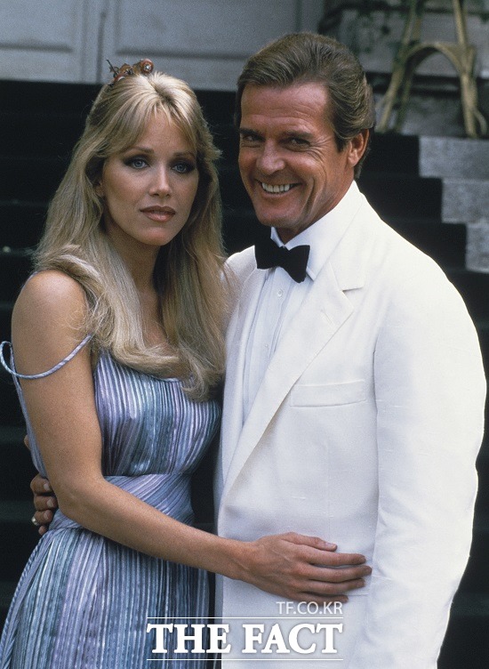미국 배우 타냐 로버츠가 5일(현지시간) 향년 65세로 타계했다. 사진은 1985년 영화 007 뷰 투 어 킬에서 제임스 본드로 분한 로저 무어와 본드걸을 맡은 타냐 로버츠(왼쪽)의 모습. /AP.뉴시스