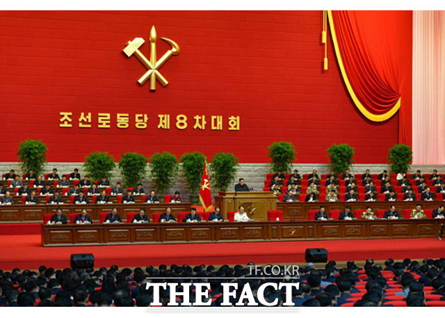 개정된 당 규약은 비서제 부활과 함께 김일성 주석과 김정일 국방위원장의 유훈·전통·사상·업적의 계승 발전을 강조했다. /뉴시스=노동신문 캡쳐